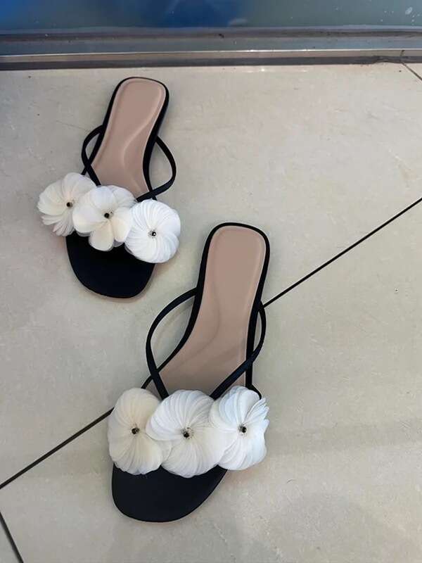 ~Niche Floral One-Strap for Women, Outdoor Wear, Spring/Summer 2025 New Versatile Flat Sandals