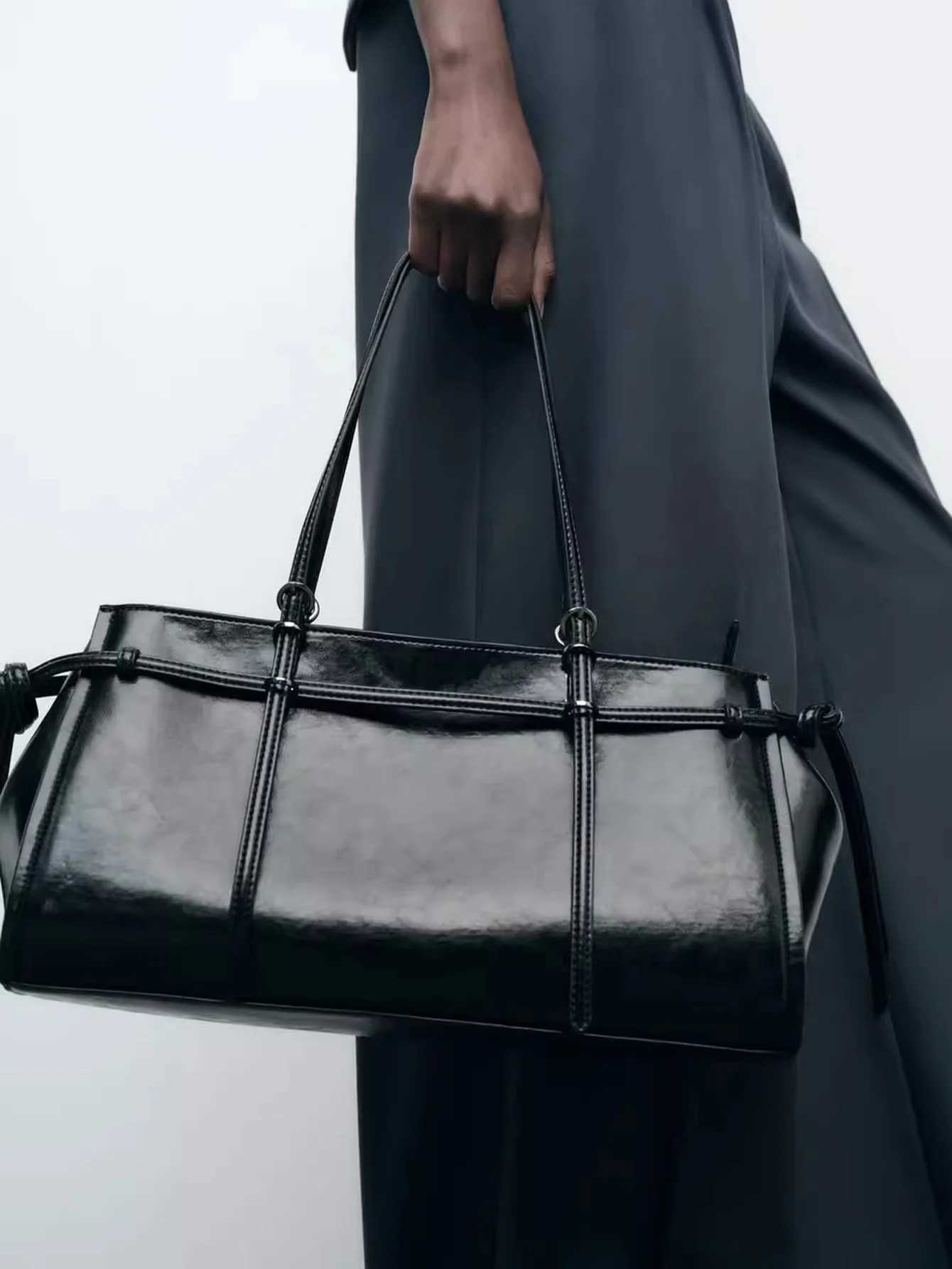 New atmospheric handheld womens bag black extended version double shoulder strap fashionable and simple casual shoulder bag Y250528