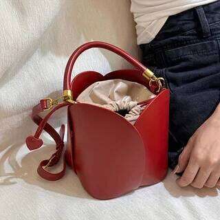 Avant-garde trendy ladies are fashionable and exquisite, high-value, textured, trendy, petal-red, hand-worn bucket bags