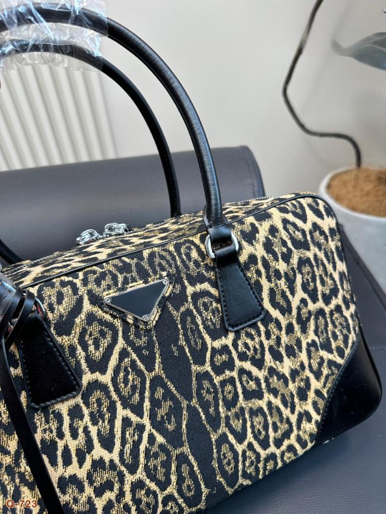 High end retro leopard print handbag for women in the spring and summer of 2025, fashionable single shoulder armpit bag, handbag