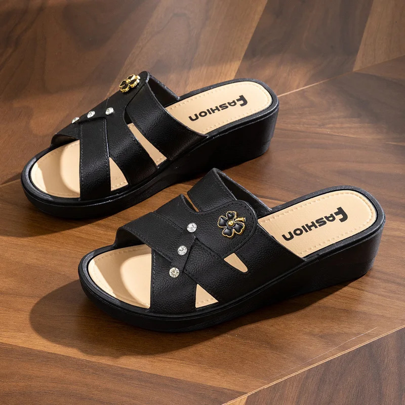 Womens Slippers Summer Style Thick Soled Fashionable Home Anti Slip Moms Shoes Soft Soled Wedge Heel Cool Slippers 250523