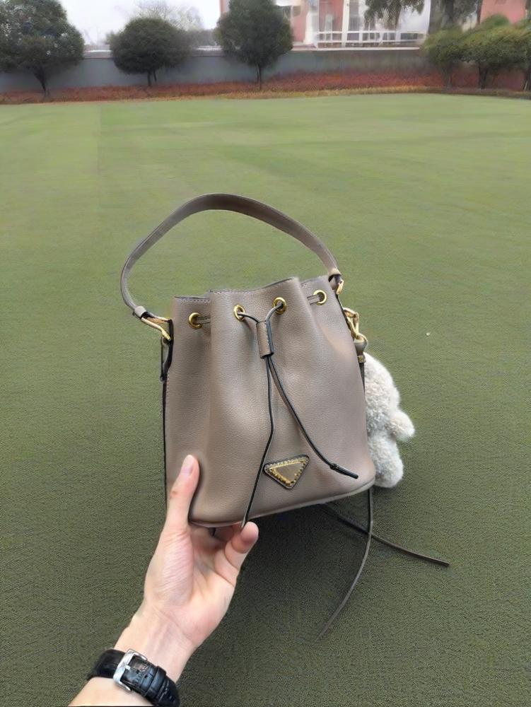 Niche popular drawstring bucket crossbody bag, new 2025 fashionable and stylish chain versatile casual small bag