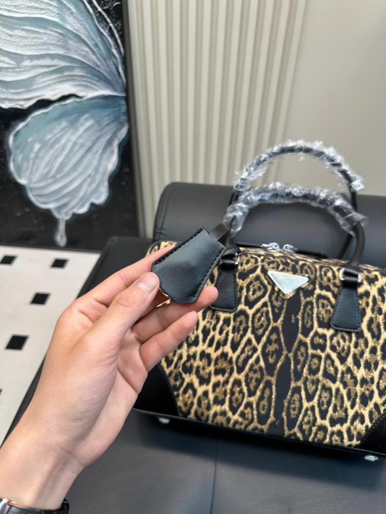 High end retro leopard print handbag for women in the spring and summer of 2025, fashionable single shoulder armpit bag, handbag