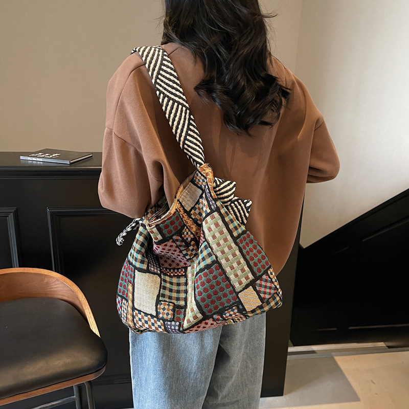 New large capacity canvas women's fashionable bag commuting handbag shoulder bag contrasting color casual simple relaxed personalized designer sh