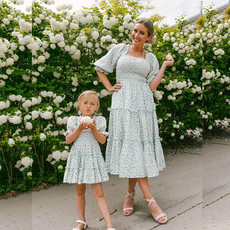 Family Matching Outfits Summer Short Sleeve Kids Dresses for Girls White Gold Star Women Dress Elegant Long Mommy Me Dress 250528