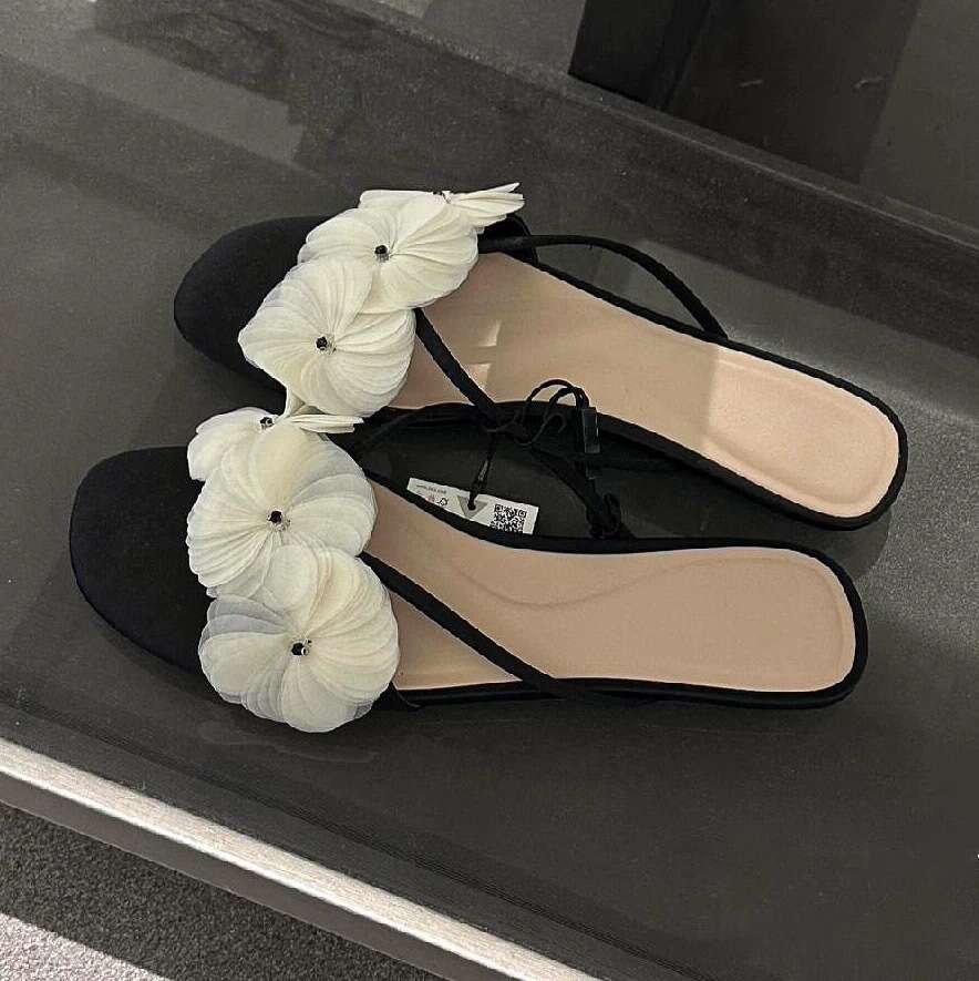 ~Niche Floral One-Strap for Women, Outdoor Wear, Spring/Summer 2025 New Versatile Flat Sandals