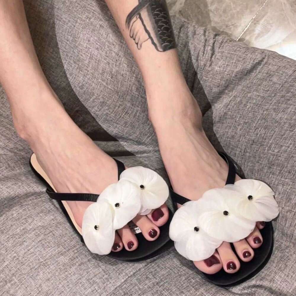 ~Niche Floral One-Strap for Women, Outdoor Wear, Spring/Summer 2025 New Versatile Flat Sandals