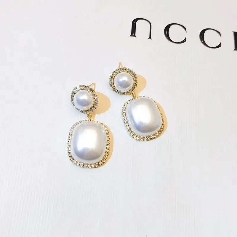Fashionable Baroque Korean version, simple pearl feminine temperament, personalized earrings, internet famous earrings