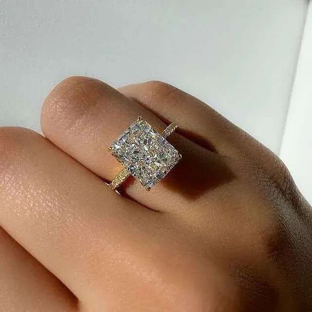 Ice flower cut light style niche high-end design sense ring for women's super flash R7233