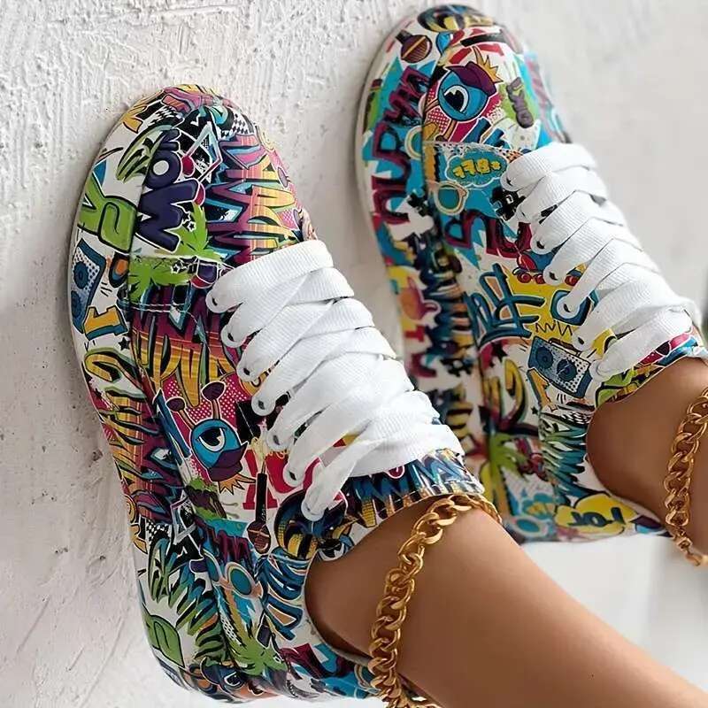 Women's graffiti printed fashionable lace up low cut thick soled sports shoes, casual skateboarding shoes