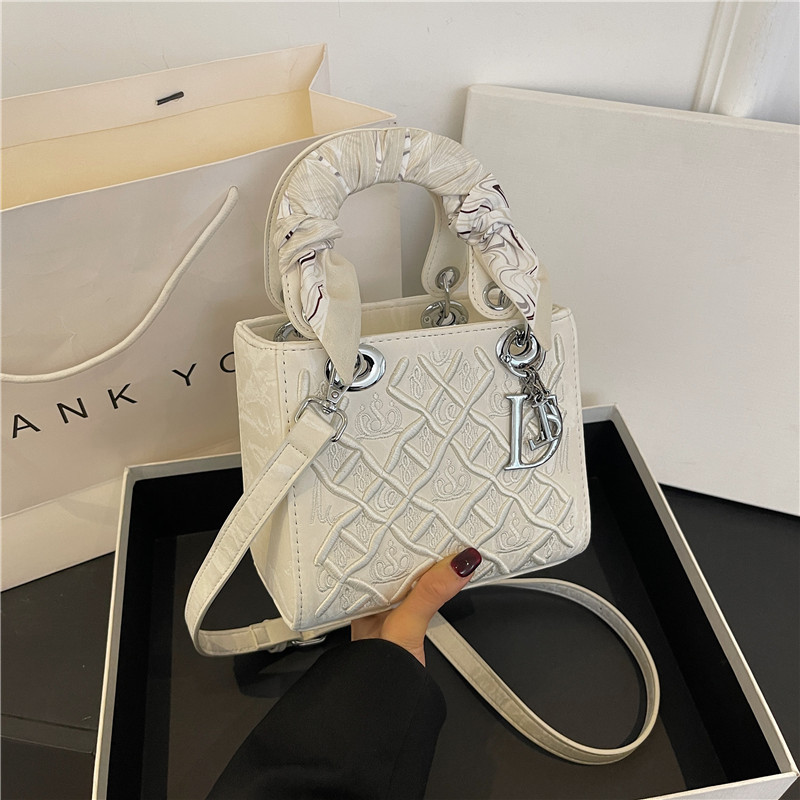 Free shipping designer Beibei Shangpin 2025 New High-end, heavy-duty embroidered silk scarf, Princess handbag, hand bill of lading, shoulder crossbody