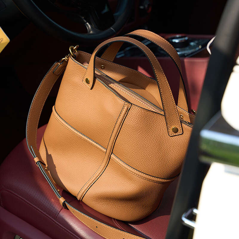 24 Early Autumn Niche Texture Versatile New Top Layer Cowhide Commuter Large Capacity Bucket Elegant Single Shoulder Crossbody Bag B5