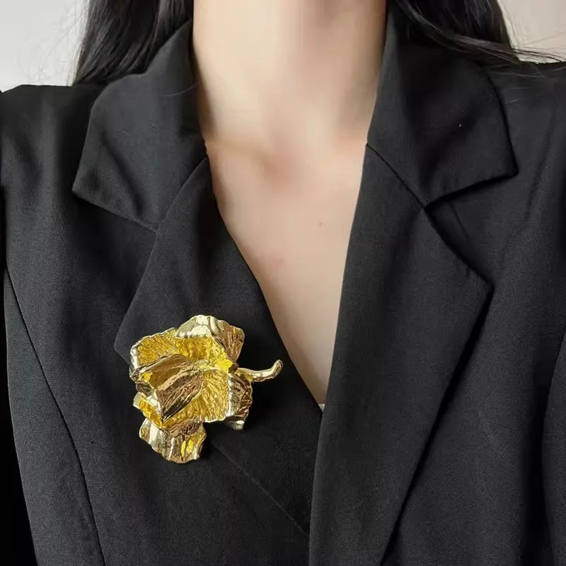 Vintage Rose Flower Metal Broochs for Women Trend Fashion Delicate Suit Corsage Pins Party Jewelry Accessories 250527
