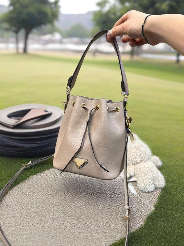 Niche popular drawstring bucket crossbody bag, new 2025 fashionable and stylish chain versatile casual small bag