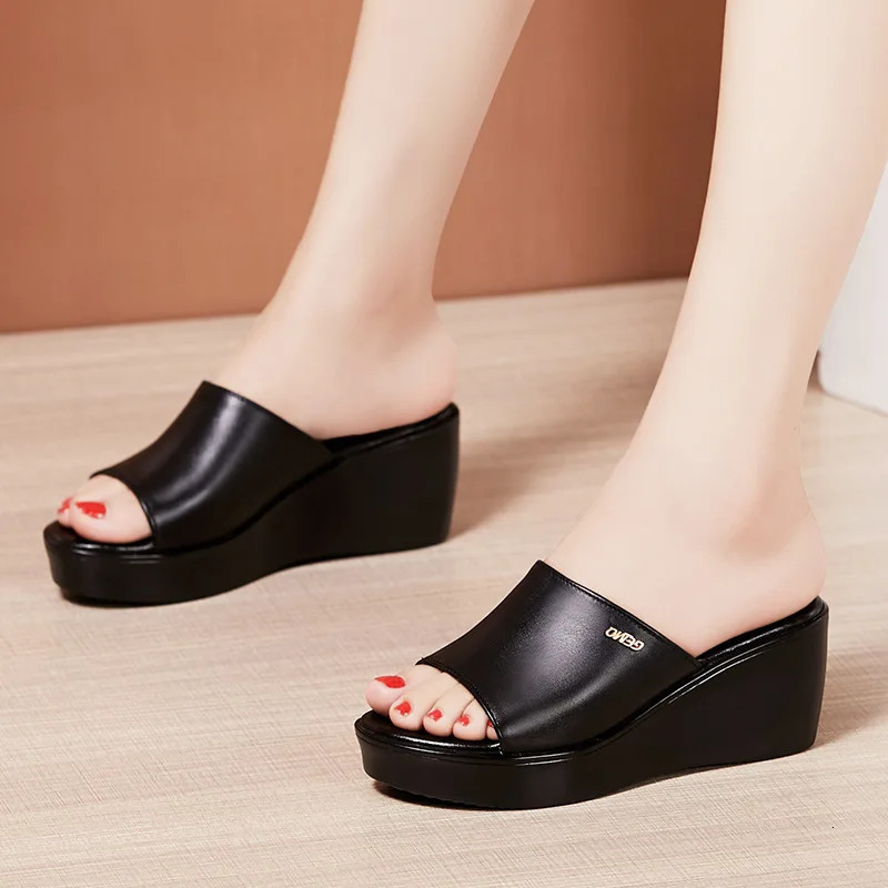 Top Cowhide Slope Heel Slippers Womens Outerwear Fashionable Sandals Summer Fish Mouth Leather Slipper Black White 250523