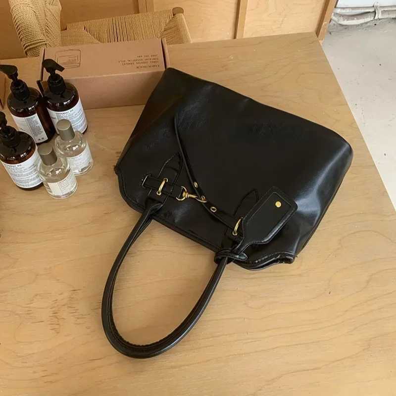 Vintage Large Capacity Versatile Simple Niche Design Womens Handbag Shoulder Bag Casual Easy Carry Motorcycle Equipment Accessory Y250528