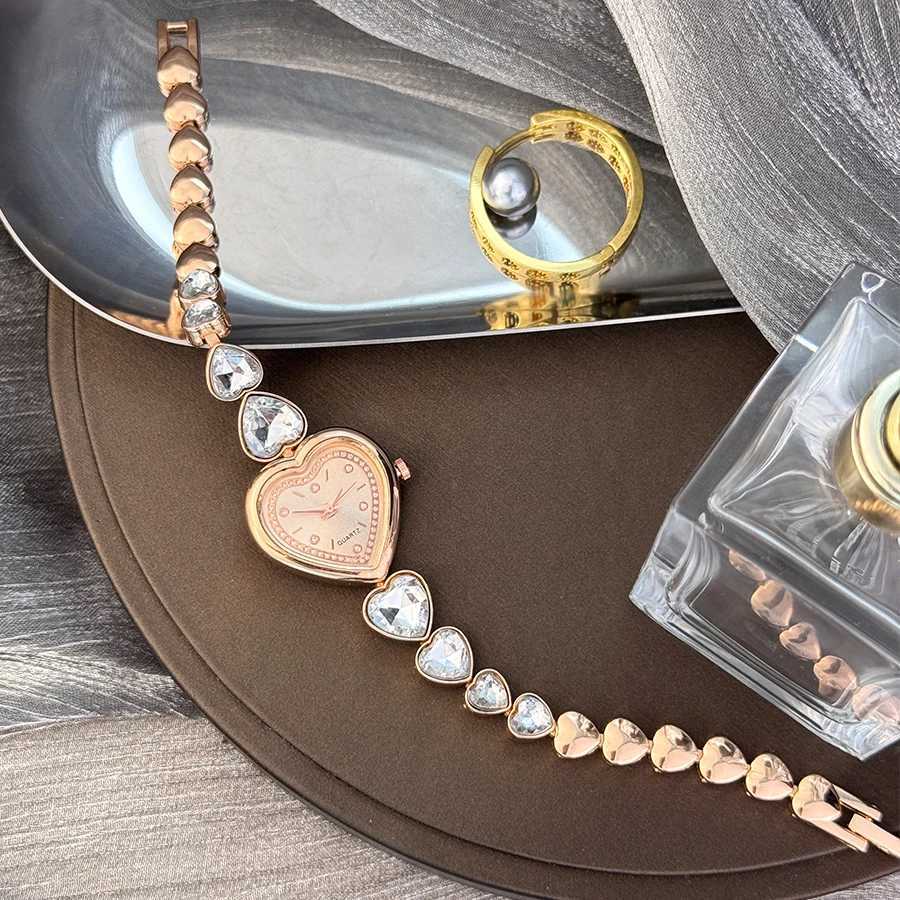 Womens Heart Alloy Case Sparkly Cute Heart-Shaped Glass Rhinestone Bracelet Elegant Stylish Quartz Watch XJ250527
