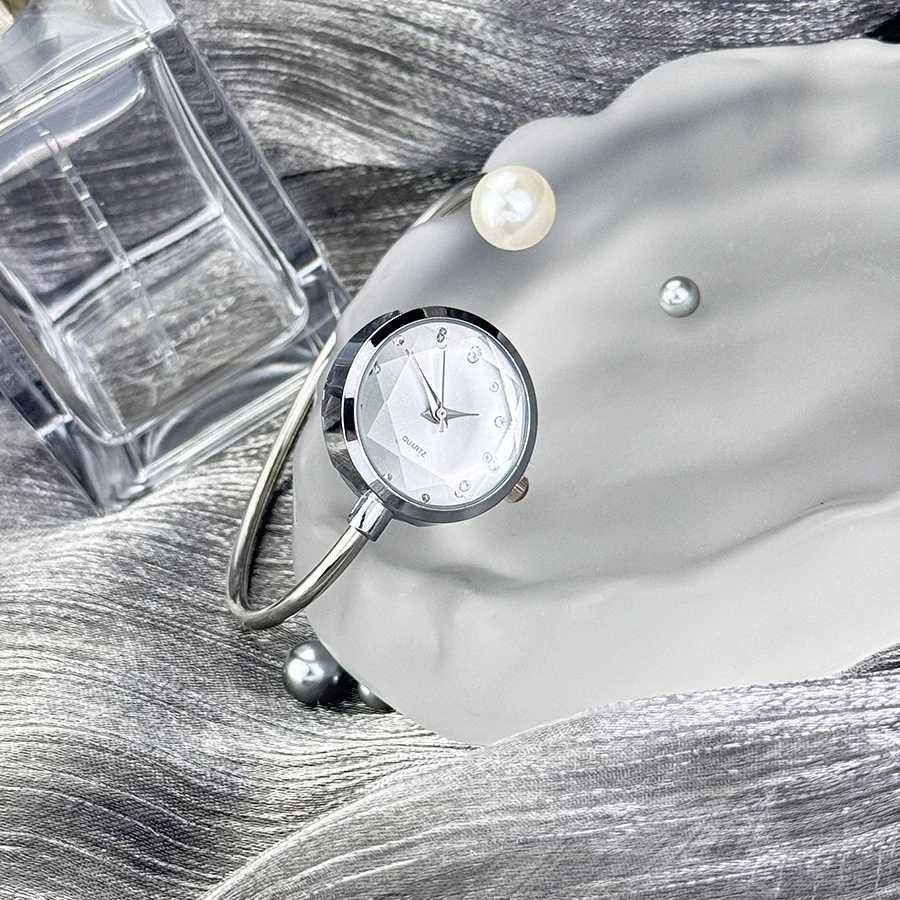 Womens Slim Little Bracelet 1 Large Pearl Diamond Cut Glass Rhinestone Dial Minimalist Quartz Watch Bracelet Watch XJ250527