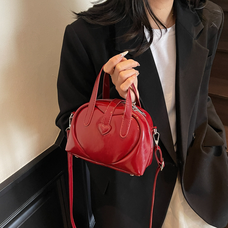 2025 New Summer Fashion Women's Bag Premium Texture Handbag Crossbody Bag Casual Single Shoulder Bowling Bag Designer Love Pattern Solid Color Si