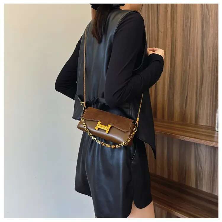 Stylish Multi-Functional Shoulder Purse with Premium Chain Detail