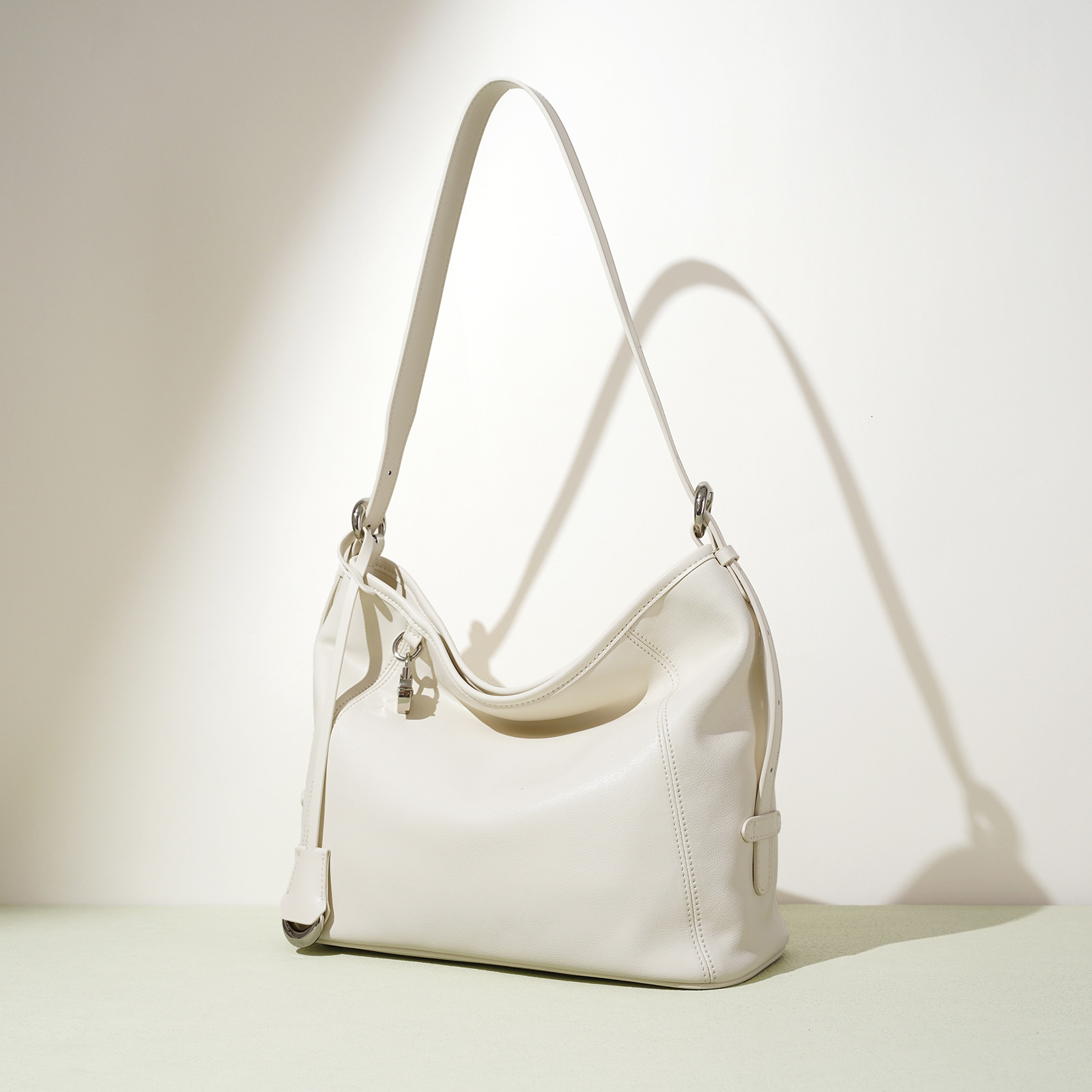 2025 new large capacity shoulder fashionable designer elegant armpit lightweight luxury casual commuting crossbody bag