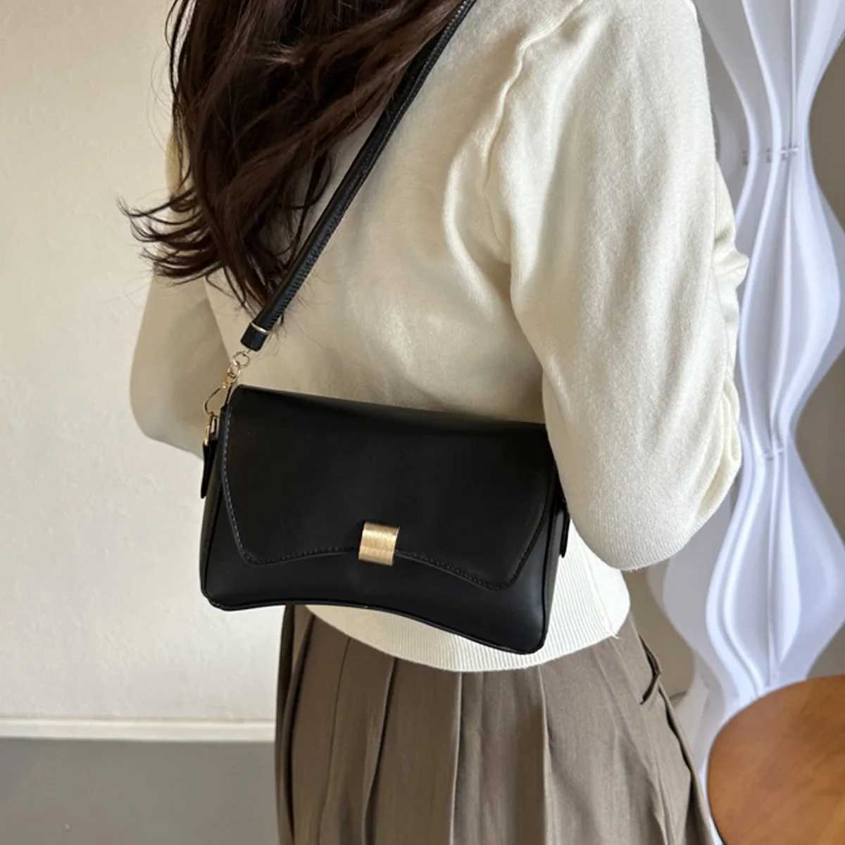A high-quality womens bag with retro lock buttons a versatile single-shoulder crossbody bag A-DH Y250528