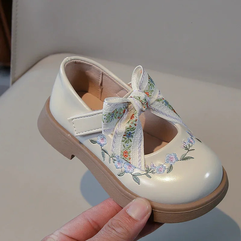 Girls Small Leather Shoes Size 23-35 Beige Embroidery Girls Single Shoes Spring Autumn Soft Non-slip Children Mary Jane Shoes 250528
