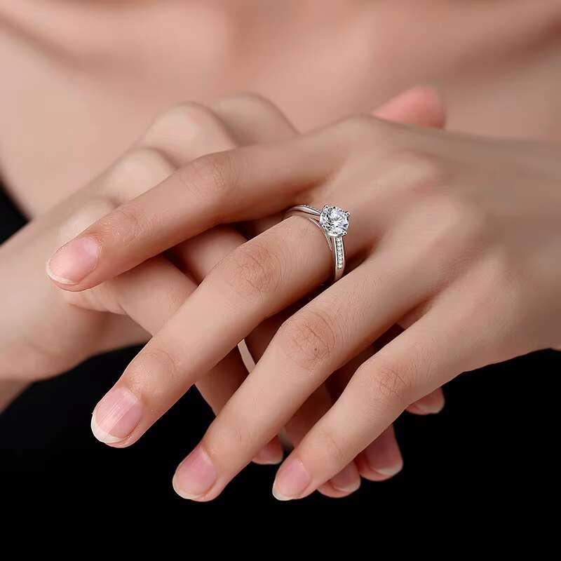 Factory Wholesale 1Carat Moissanite Ring Four Claw Temperament Womens Engagement Wedding Luxury Romantic Ring
