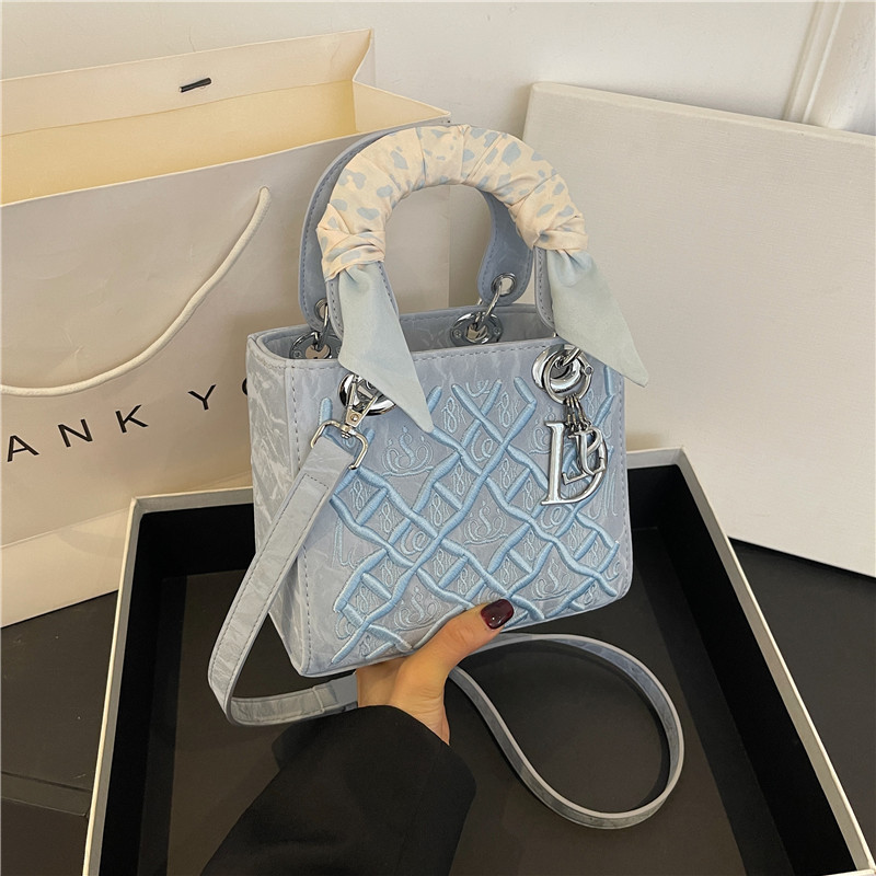 Free shipping designer Beibei Shangpin 2025 New High-end, heavy-duty embroidered silk scarf, Princess handbag, hand bill of lading, shoulder crossbody