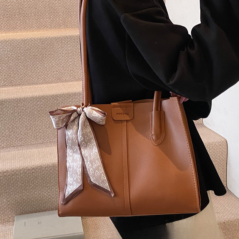 2025 new minimalist and stylish large capacity armpit high-end casual designer women's commuting shoulder bag trendy crossbody bag