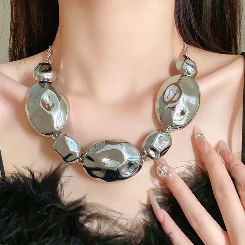 Exaggerated Bright Pleated Earrings Necklace Set Women Exquisite Fashionable Collarbone Chain Light Temperament 250527