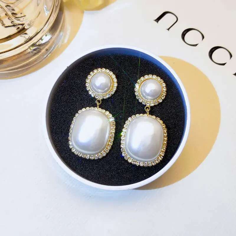 Fashionable Baroque Korean version, simple pearl feminine temperament, personalized earrings, internet famous earrings