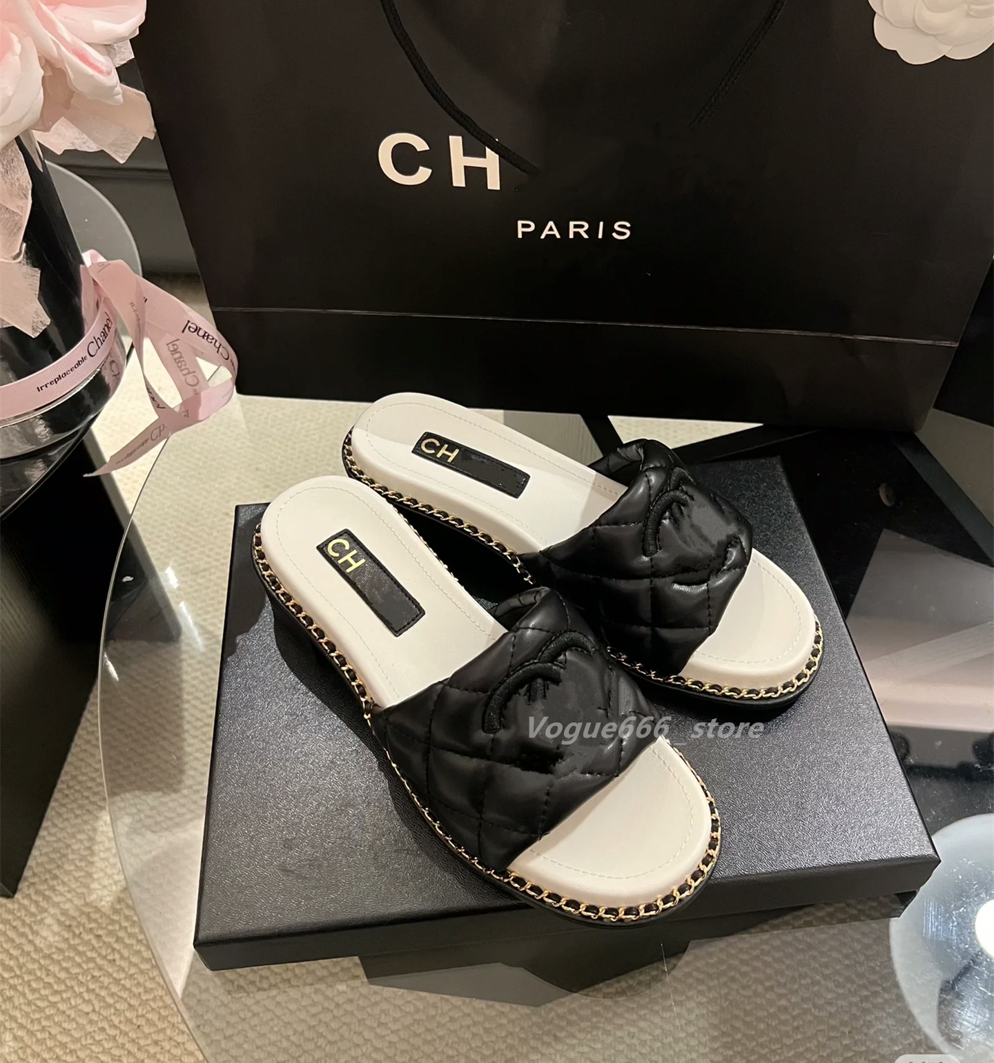 Paris Summer New 2025 Luxury Designer Slippers Ladies Chunky Heels quilted Slippers Hollow Casual Low Heel Sandals Fashion Beach Shoes Woman Slide chan