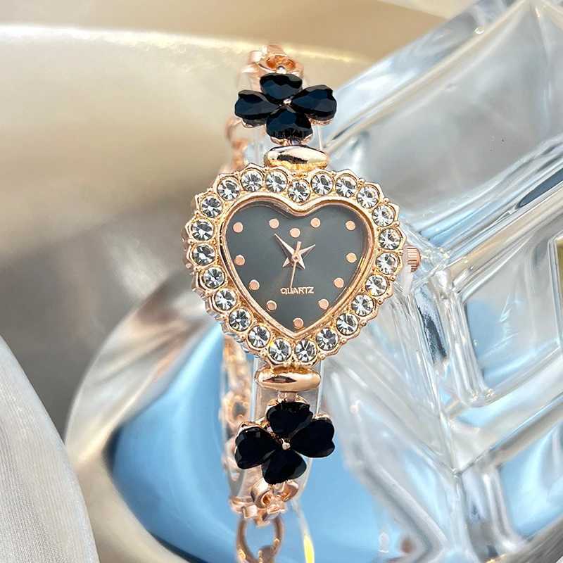 Ladies heart-shaped case dot scale dial diamond-encrusted flower pattern detachable bracelet fashionable heart-shaped watch XJ250527