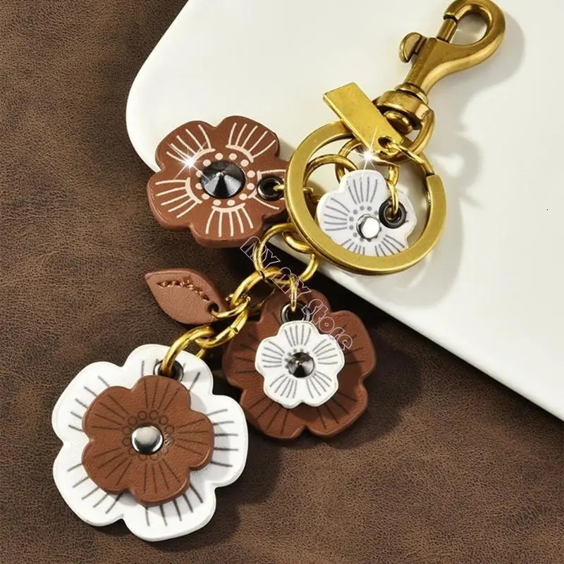 Stylish Leather Flower Keychain Bag Pendant Car Keyring Charm Unique Hanging Pendant Present for Women 250527