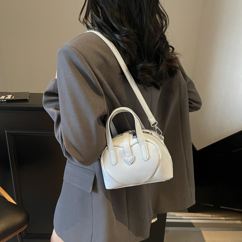 2025 New Summer Fashion Women's Bag Premium Texture Handbag Crossbody Bag Casual Single Shoulder Bowling Bag Designer Love Pattern Solid Color Si