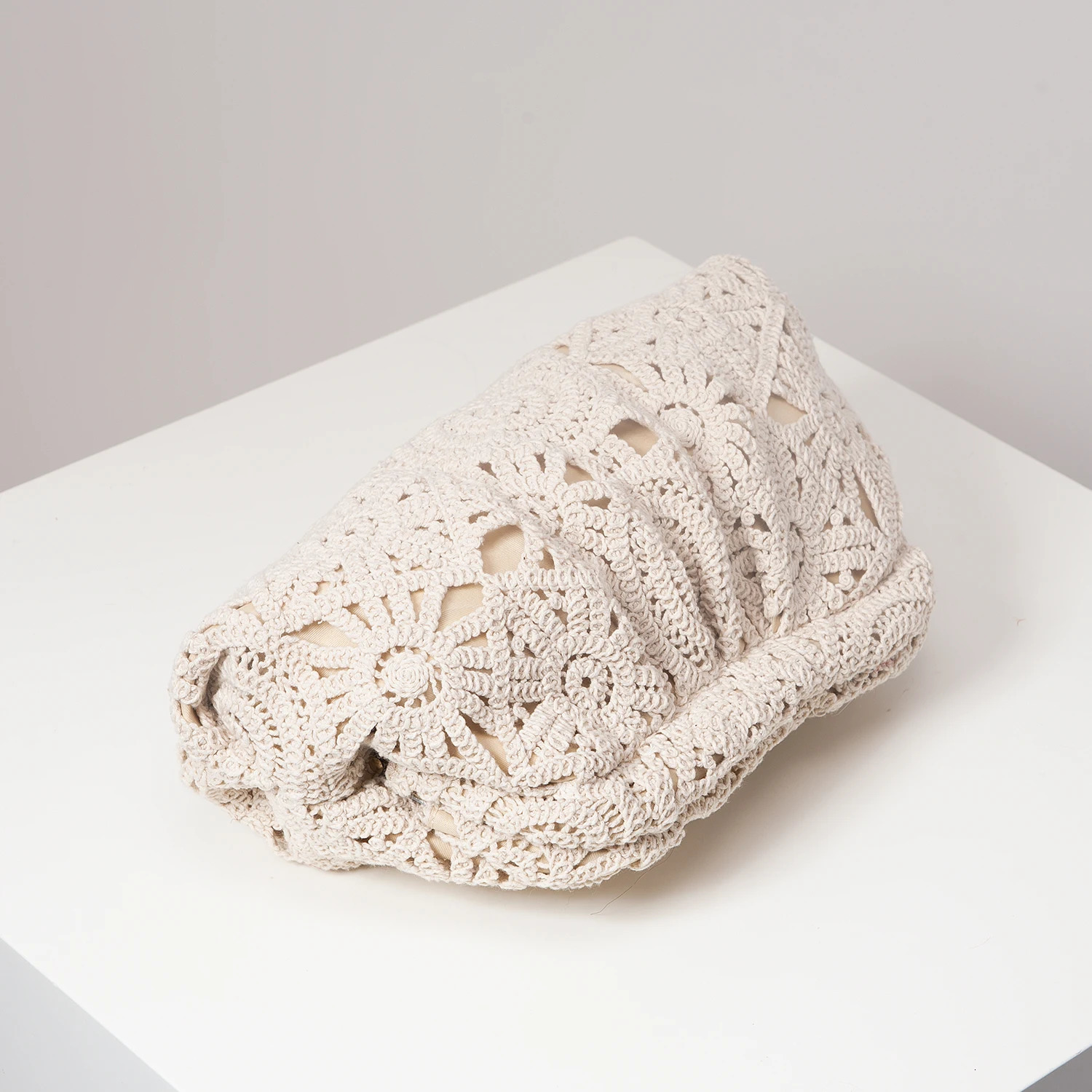 Patterned Cut Out Woven Clip Bag Simple and Versatile Clutch Bag Bohemian Beach Bag Holiday Casual Straw Wallet Elegant Dinner Party Bag Random Patter