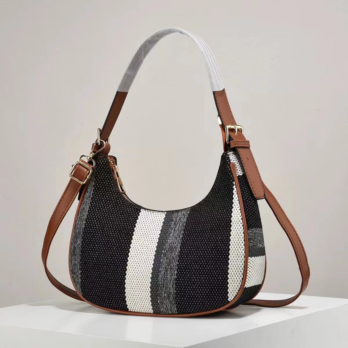Luxury Brand Designer Bag 2024 Winter New Simple Contrasting Color Underarm Fashionable And Stylish Large Capacity Canvas Crossbody Small Bag