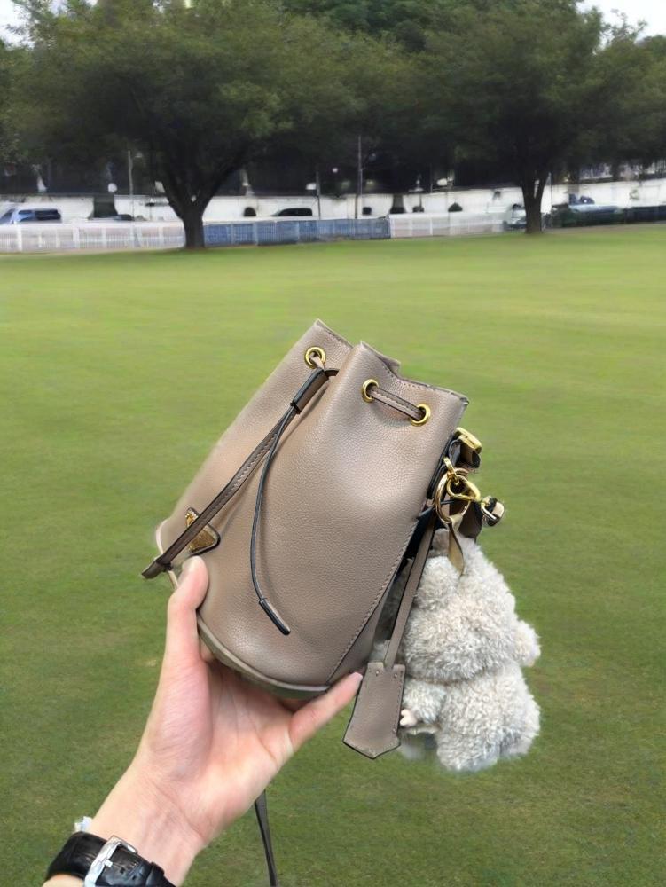 Niche popular drawstring bucket crossbody bag, new 2025 fashionable and stylish chain versatile casual small bag