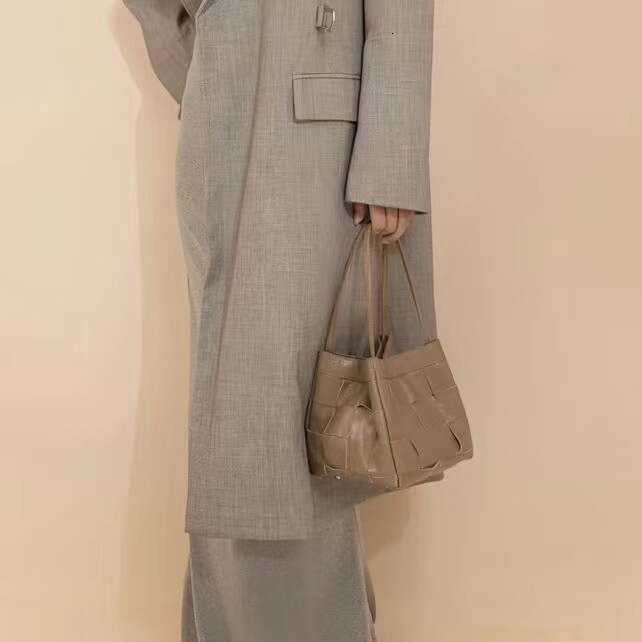 New Woven Versatile Genuine Leather Shoulder High-end Underarm Bucket Fashionable Tote Women's Bag