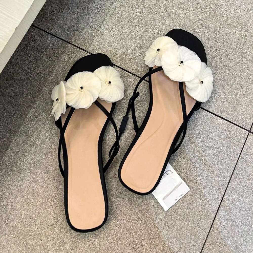 ~Niche Floral One-Strap for Women, Outdoor Wear, Spring/Summer 2025 New Versatile Flat Sandals