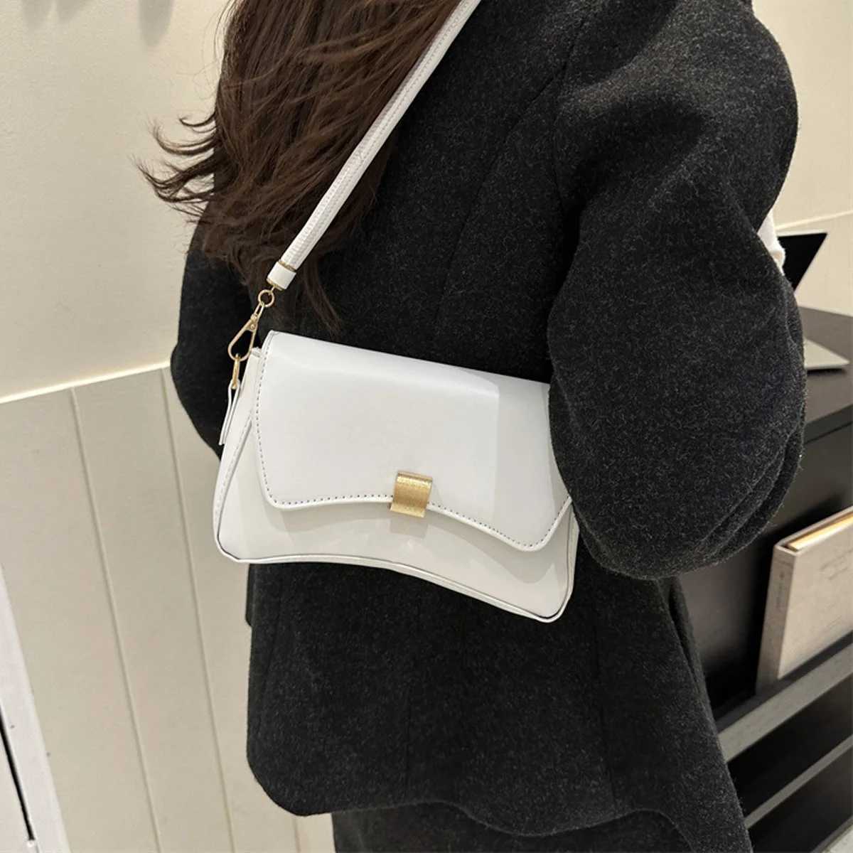 A high-quality womens bag with retro lock buttons a versatile single-shoulder crossbody bag A-DH Y250528