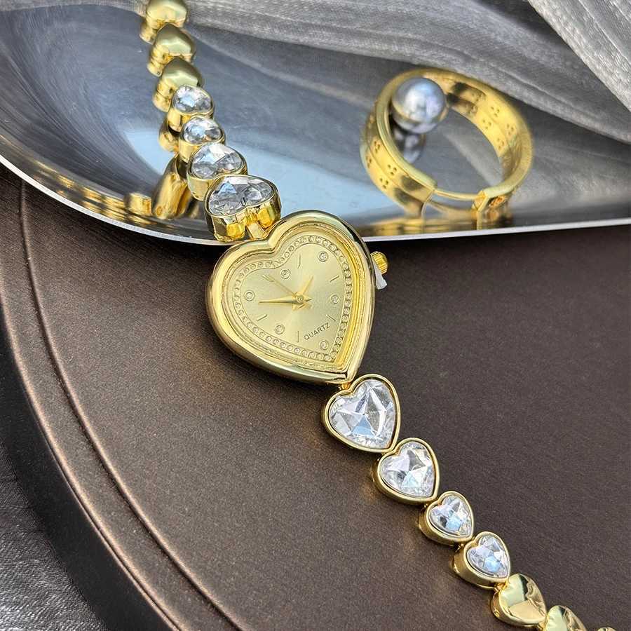 Womens Heart Alloy Case Sparkly Cute Heart-Shaped Glass Rhinestone Bracelet Elegant Stylish Quartz Watch XJ250527