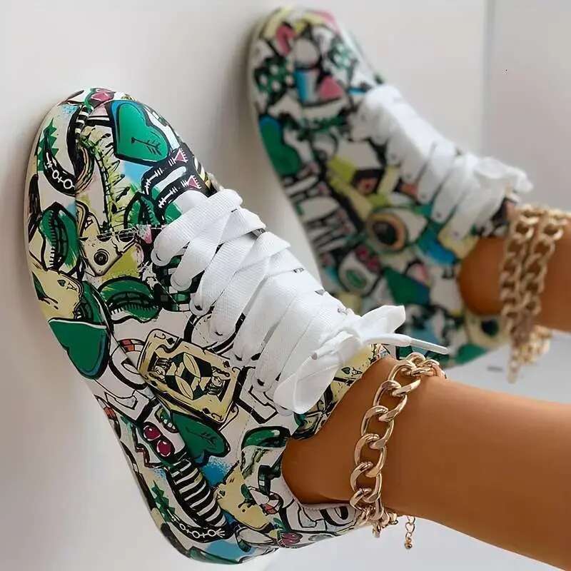 Women's graffiti printed fashionable lace up low cut thick soled sports shoes, casual skateboarding shoes