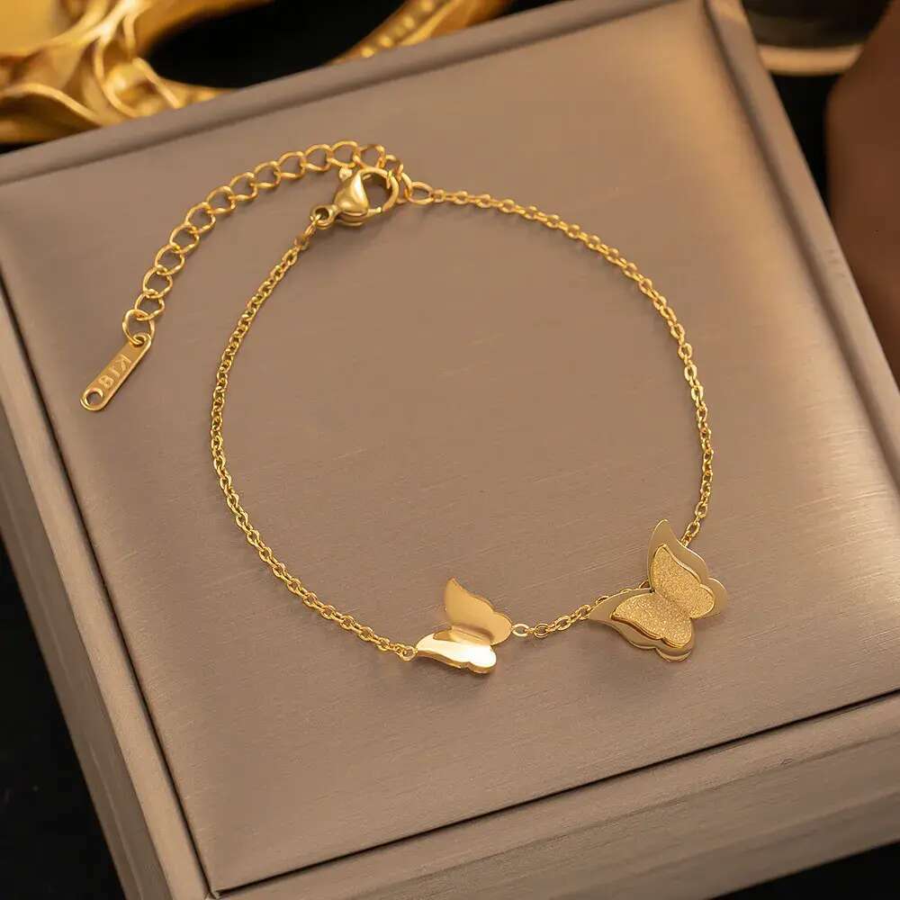 Delicate Gold Plated Charm for Women Classical Love Heart Pendent Titanium Steel Bracelets Designer Letter Hand Chain Bracelet Wedding Jewelry Gift