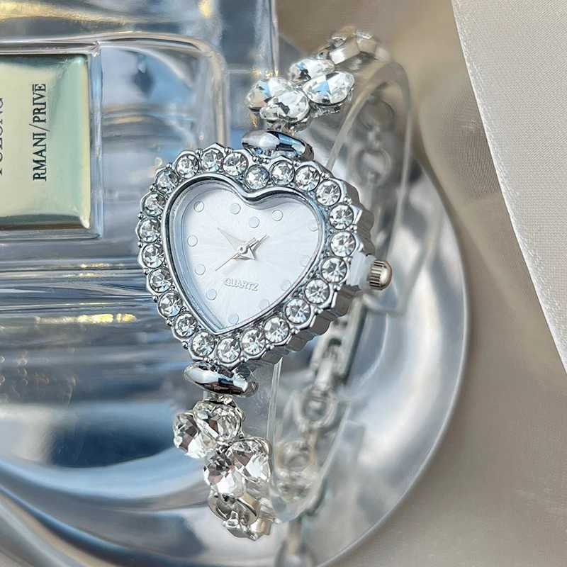 Ladies heart-shaped case dot scale dial diamond-encrusted flower pattern detachable bracelet fashionable heart-shaped watch XJ250527
