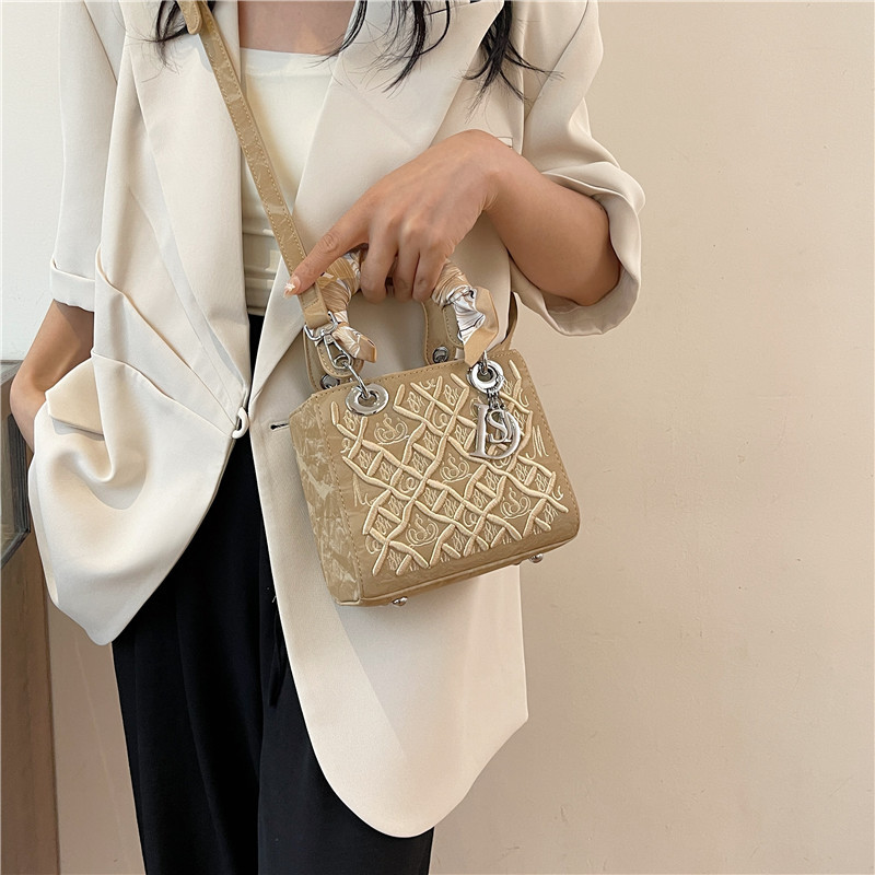 Free shipping designer Beibei Shangpin 2025 New High-end, heavy-duty embroidered silk scarf, Princess handbag, hand bill of lading, shoulder crossbody