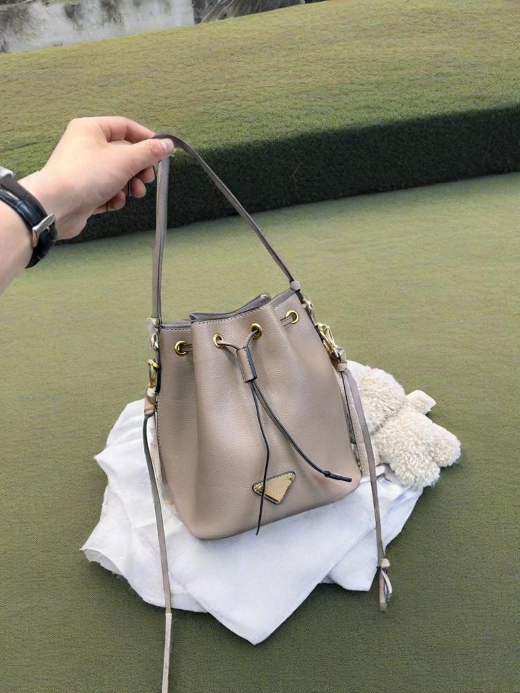 Niche popular drawstring bucket crossbody bag, new 2025 fashionable and stylish chain versatile casual small bag