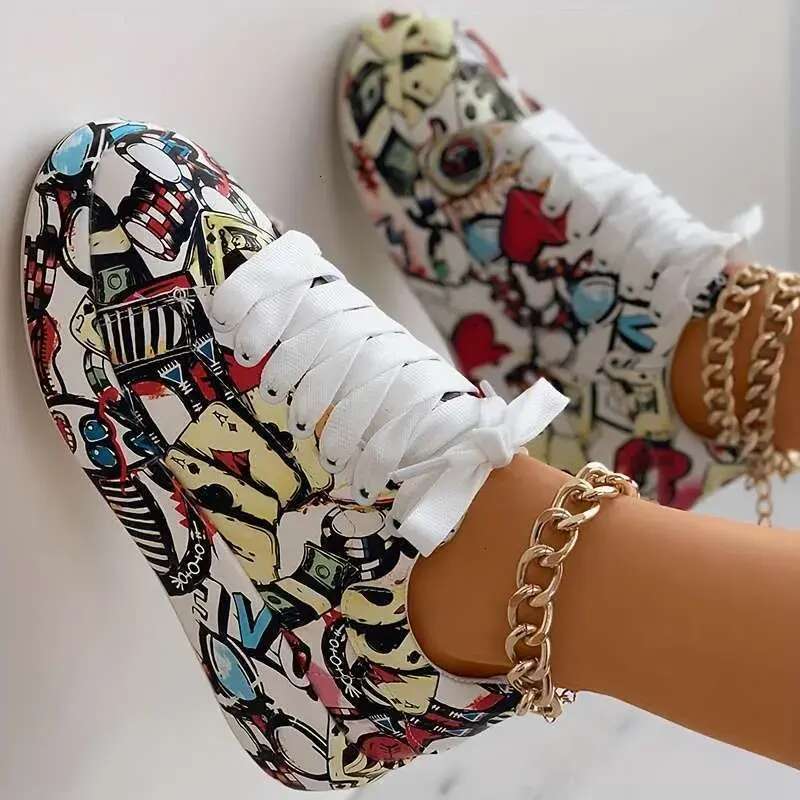 Women's graffiti printed fashionable lace up low cut thick soled sports shoes, casual skateboarding shoes