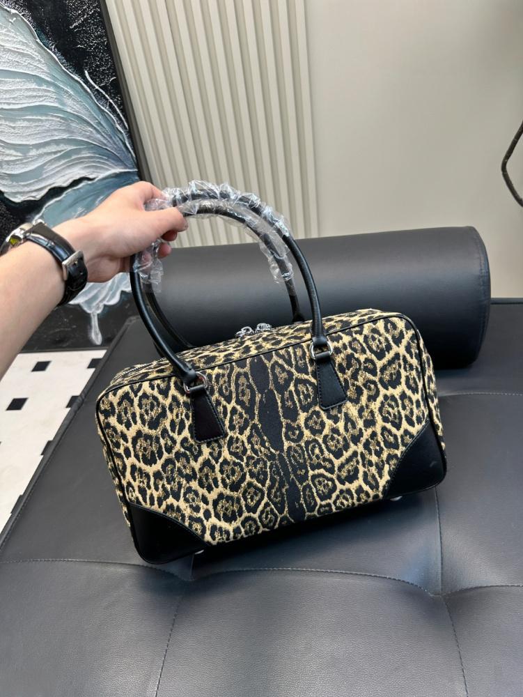 High end retro leopard print handbag for women in the spring and summer of 2025, fashionable single shoulder armpit bag, handbag